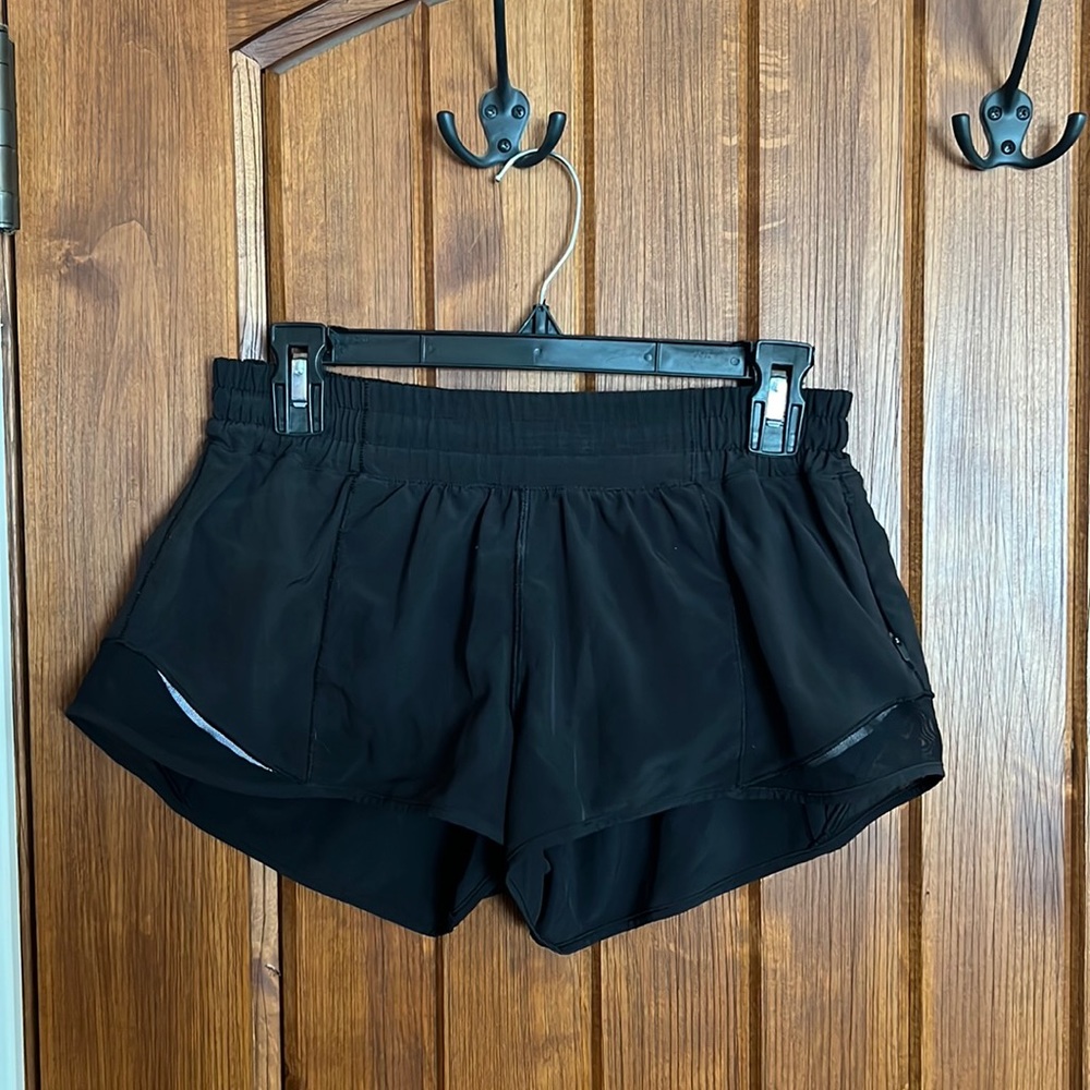 Women’s Lululemon ‘Hotty Hot’ shorts in black 2.5” length